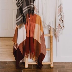NWT [Causebox] Siizu Poncho